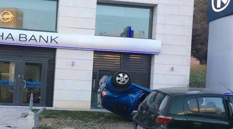 Τροχαίο στον Γέρακα – Το αυτοκίνητο προσγειώθηκε σε… ΑΤΜ – ΦΩΤΟ