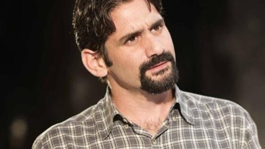 Ο Παπασπηλιόπουλος «ανεβάζει» στη σκηνή του «Αποθήκη» το «7anos»