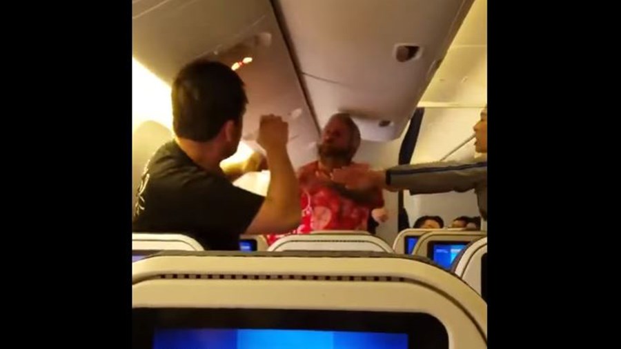 Άγριο ξύλο μεταξύ επιβατών μέσα σε αεροπλάνο – ΒΙΝΤΕΟ