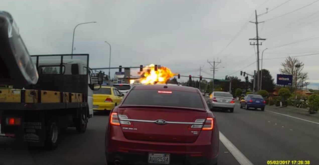 Βίντεο-σοκ: Αεροπλάνο συντρίβεται φλεγόμενο ανάμεσα σε αυτοκίνητα