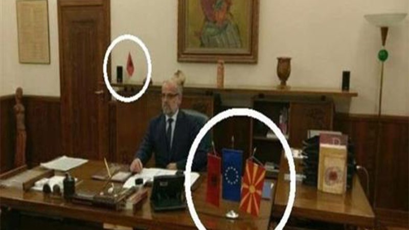 Ο νέος πρόεδρος της Βουλής των Σκοπίων «στόλισε» με αλβανικές σημαίες το γραφείο του – ΦΩΤΟ