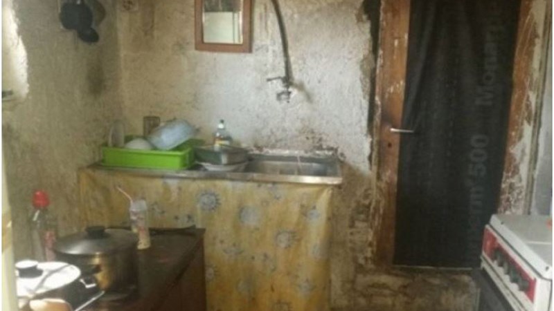 Μητέρα ζει σε παράγκα με νεογέννητο μωρό και 14 μηνών παιδί – ΦΩΤΟ