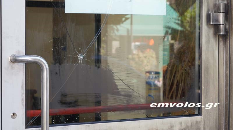 Άγνωστοι έριξαν βόμβα μολότοφ σε τράπεζα – ΒΙΝΤΕΟ – ΦΩΤΟ