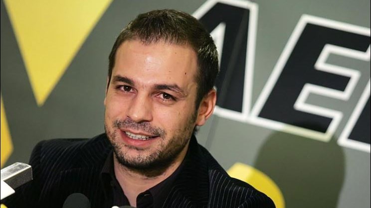 Ο Ντέμης Νικολαΐδης υποκλίνεται σε ερυθρόλευκο άσο