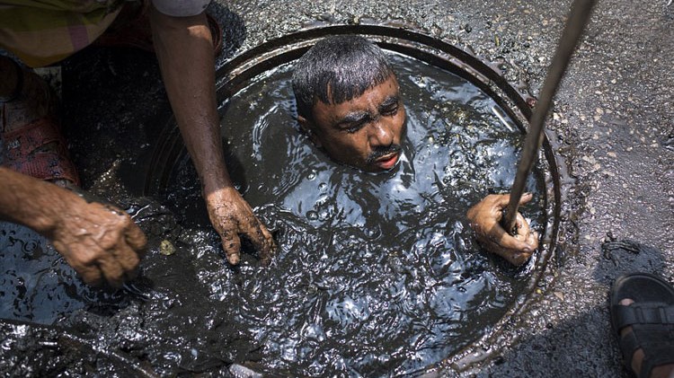 Αυτός ο άνδρας κάνει την πιο αηδιαστική δουλειά στον κόσμο – ΦΩΤΟ