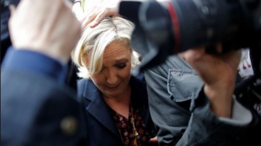 Πέταξαν αυγά στην Λεπέν – ΒΙΝΤΕΟ