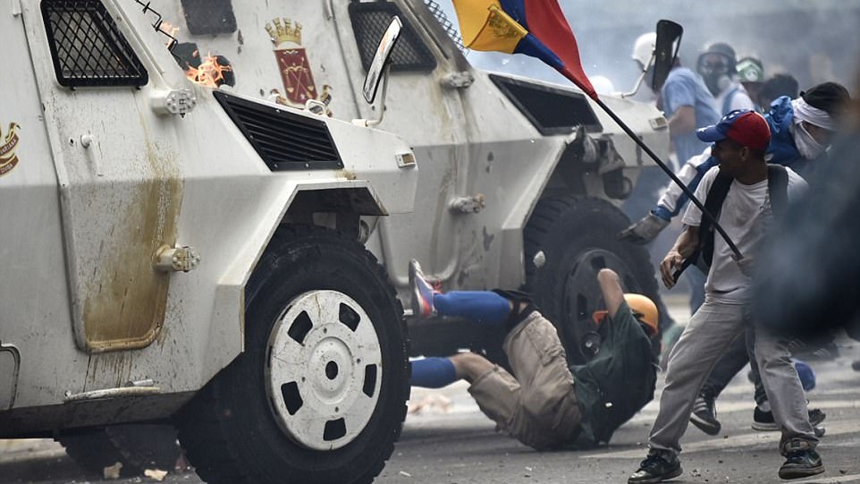 Χάος στη Βενεζουέλα: ΒΙΝΤΕΟ-ΣΟΚ με τεθωρακισμένο να πατάει διαδηλωτές