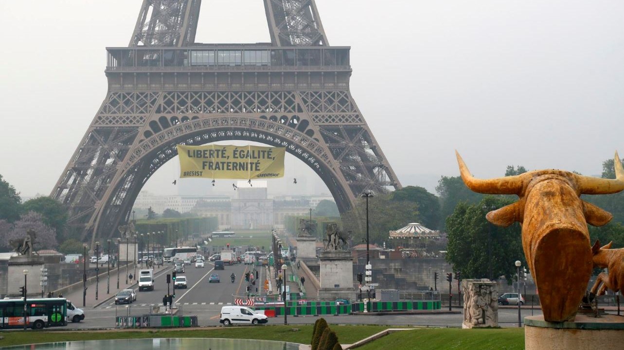 Κρέμασαν πανό κατά της Λεπέν στον Πύργο του Άιφελ – ΦΩΤΟ