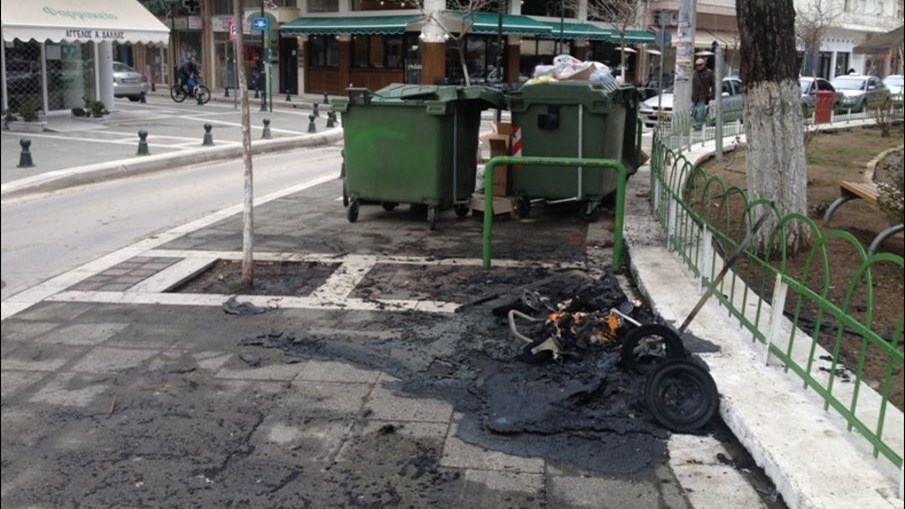 Έκαψε 31 κάδους απορριμμάτων γιατί… τον απέλυσαν