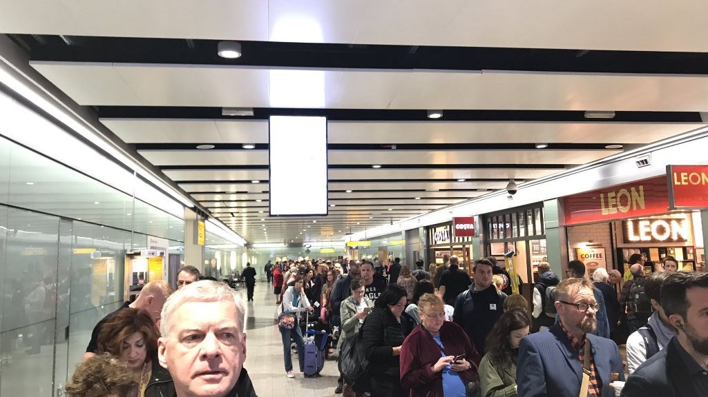 Συναγερμός στο αεροδρόμιο Χίθροου του Λονδίνου – Βρέθηκε ύποπτο αντικείμενο – ΤΩΡΑ – ΦΩΤΟ