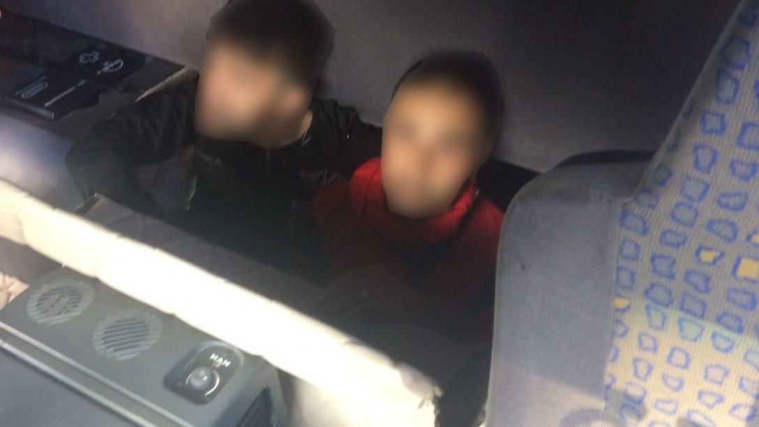 Σοκαριστικές εικόνες – Διακινούσαν τους πρόσφυγες σε κρύπτες – ΒΙΝΤΕΟ