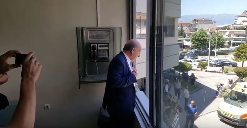 Αποδοκίμασαν βουλευτή του ΣΥΡΙΖΑ στα Τρίκαλα – ΒΙΝΤΕΟ