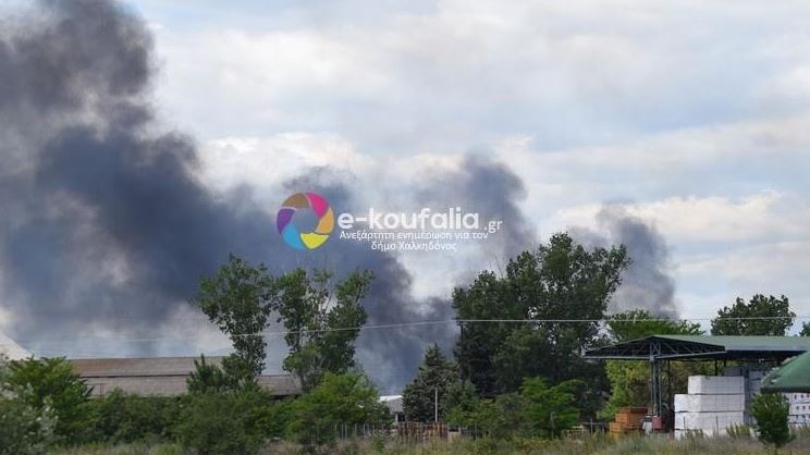 Πυρκαγιά σε προαύλιο εργοστασίου στη Χαλκηδόνα – ΦΩΤΟ