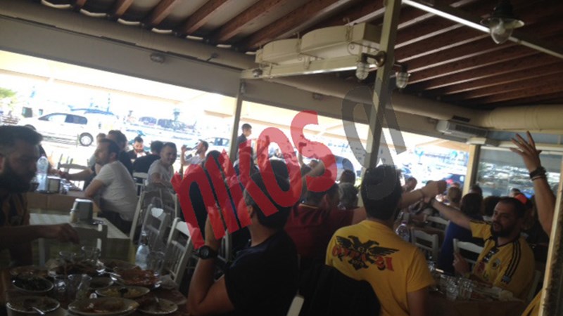 Στα τσιπουράδικα του Βόλου οι οπαδοί της ΑΕΚ – ΦΩΤΟ