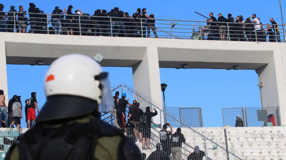 Οπαδός μαχαιρώθηκε στον θώρακα – Πανικός στο νοσοκομείο του Βόλου