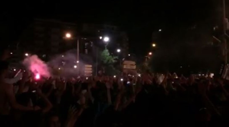 Οι οπαδοί του ΠΑΟΚ πανηγυρίζουν στον Λευκό Πύργο την κατάκτηση του Κυπέλλου – ΒΙΝΤΕΟ