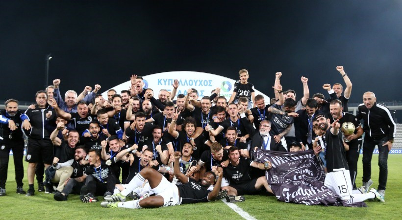 H αφιέρωση στη μνήμη του αδικοχαμένου φίλου του ΠΑΟΚ από τον Αθανασιάδη – To πανηγύρι των παικτών – ΦΩΤΟ