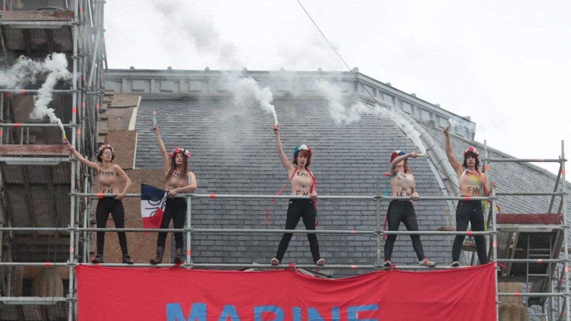 Διαμαρτυρία των FEMEN στο εκλογικό κέντρο που θα ψηφίσει η Λεπέν – ΦΩΤΟ