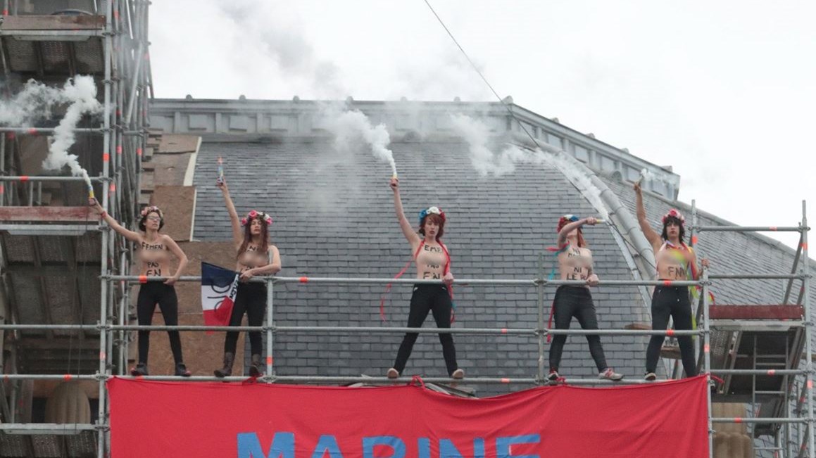 Διαμαρτυρία των FEMEN στο εκλογικό κέντρο που θα ψηφίσει η Λεπέν – ΦΩΤΟ