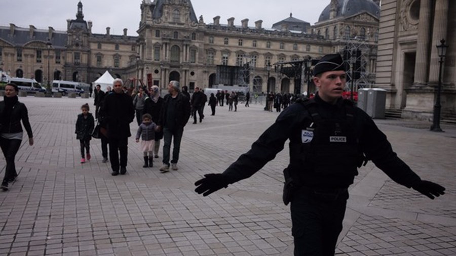 Εκκενώνεται ο χώρος έξω από το Λούβρο λόγω πιθανής απειλής – ΤΩΡΑ