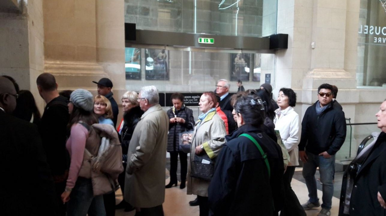 Οι πρώτες εικόνες από την εκκένωση του χώρου έξω από το Λούβρο – ΤΩΡΑ -ΦΩΤΟ – ΒΙΝΤΕΟ