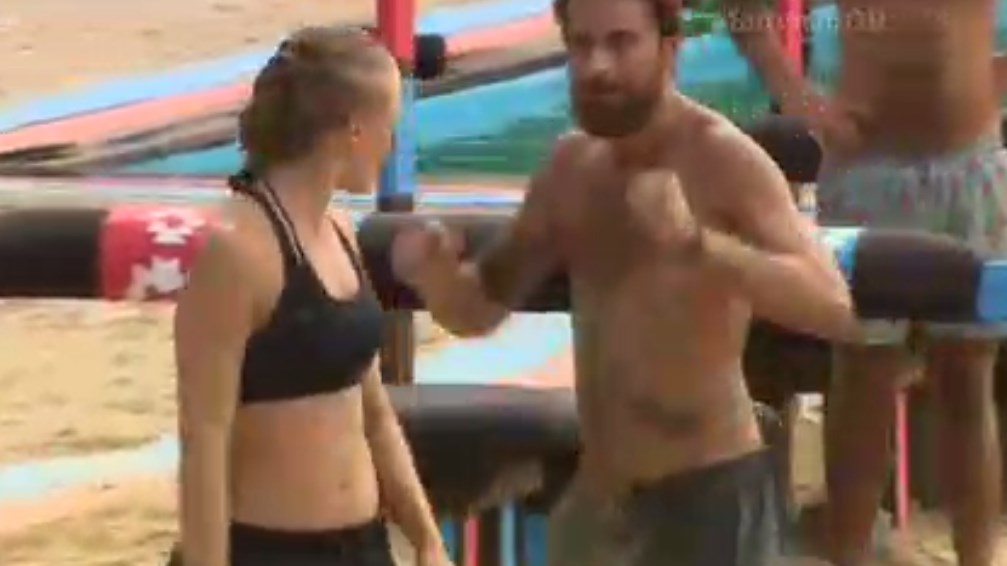 Survivor – Η άσεμνη χειρονομία του Μάριου στην Σάρα που δεν πρόσεξε κανείς – ΒΙΝΤΕΟ