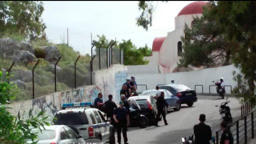 Οι συγγενείς του ενόπλου που είναι ταμπουρωμένος στον ΟΚΑΝΑ του ζητούν να παραδοθεί  – ΒΙΝΤΕΟ