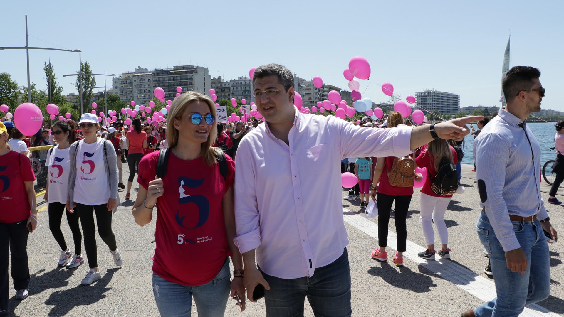 Με φουσκωμένη κοιλιά στο πλευρό του Τζιτζικώστα η σύζυγός του – ΦΩΤΟ