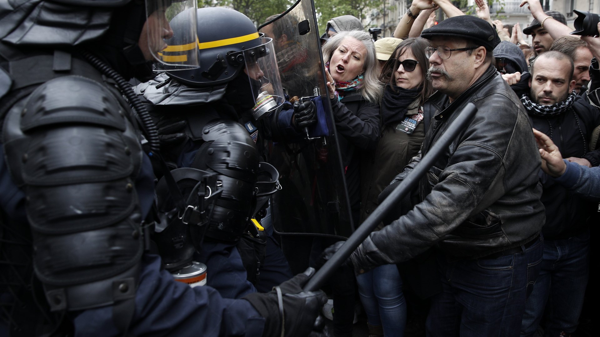 Επεισόδια στην πρώτη διαδήλωση κατά του Μακρόν – ΒΙΝΤΕΟ – ΦΩΤΟ