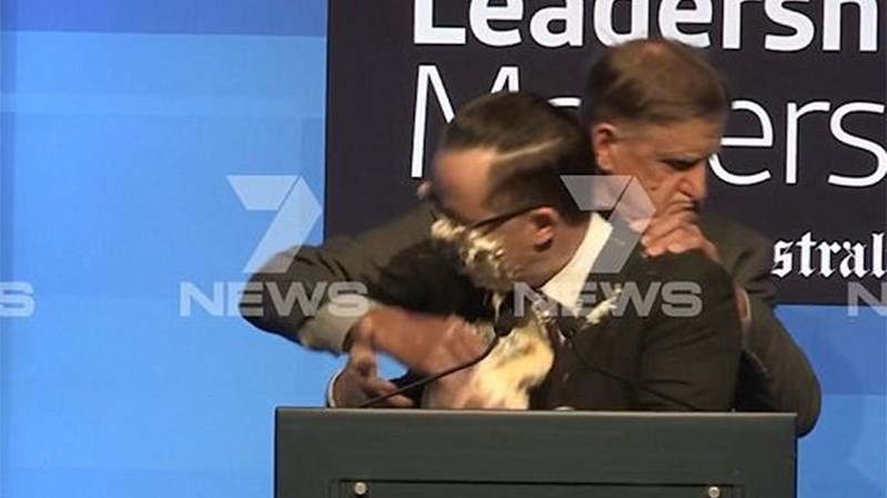 Επίθεση με… πίτα δέχθηκε ο γενικός διευθυντής αεροπορικής εταιρείας – ΦΩΤΟ – ΒΙΝΤΕΟ