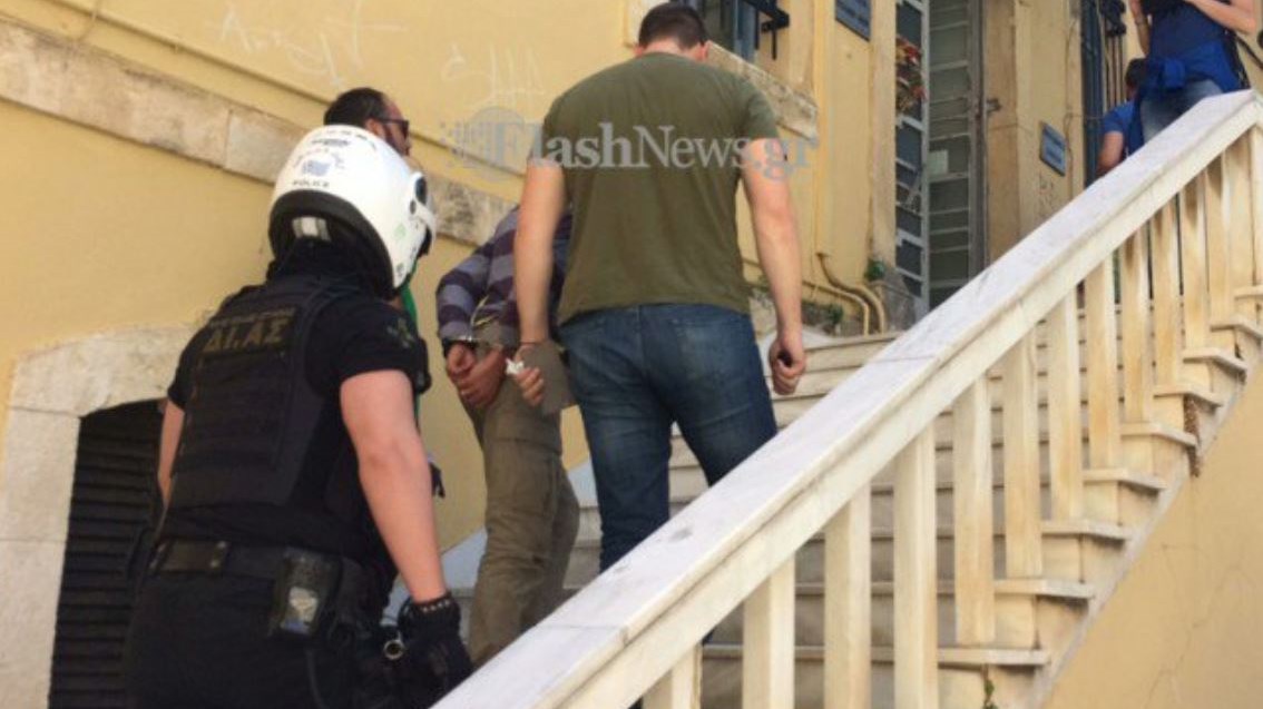 Τι φώναξε ο περιπτεράς που εισέβαλε ένοπλος στον ΟΚΑΝΑ