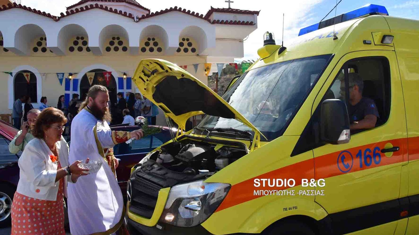 Έκαναν… αγιασμό σε αυτοκίνητα, μηχανάκια και ασθενοφόρα – ΦΩΤΟ – ΒΙΝΤΕΟ