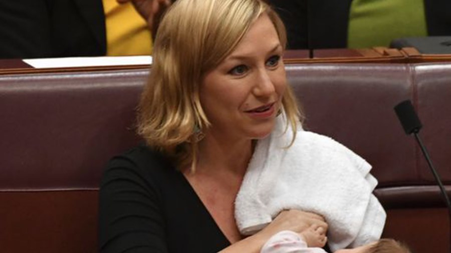 Πολιτικός θήλασε την κόρη της μέσα στη Βουλή – ΦΩΤΟ
