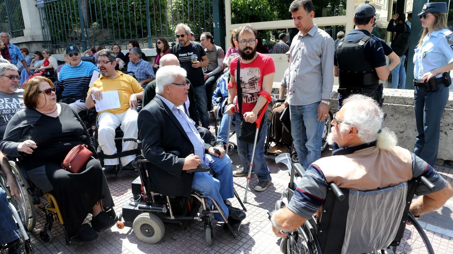 Συμβολική κατάληψη στα γραφεία του ΣΥΡΙΖΑ στη Βουλή από παραπληγικούς – ΦΩΤΟ