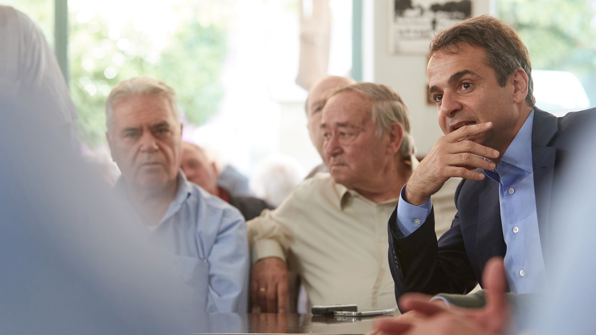 Ο διάλογος του Μητσοτάκη με συνταξιούχους σε καφενείο – ΒΙΝΤΕΟ