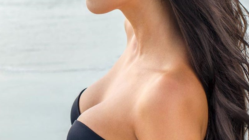 Ιδανικό στήθος λίγο πριν την παραλία