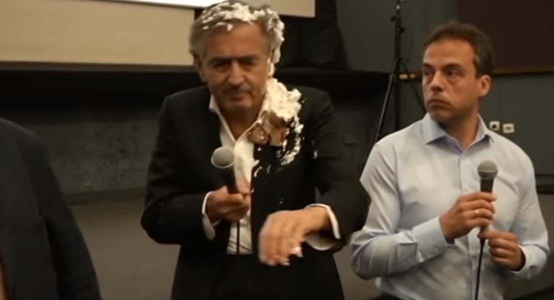 Επίθεση με… τούρτα κατά του Μπερνάρ Λεβί – ΒΙΝΤΕΟ