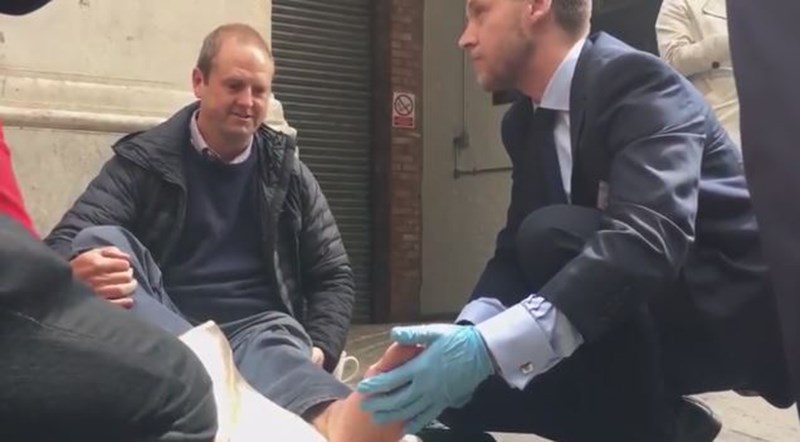 Ο ηγέτης των Εργατικών πάτησε με το αυτοκίνητό του οπερατέρ του BBC – ΒΙΝΤΕΟ