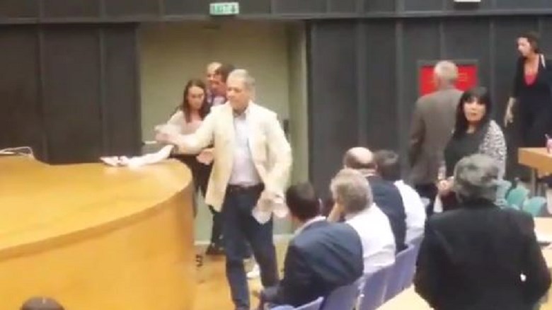 Ένταση με τον Θάνο Τζήμερο στο Περιφερειακό Συμβούλιο Αττικής – ΒΙΝΤΕΟ