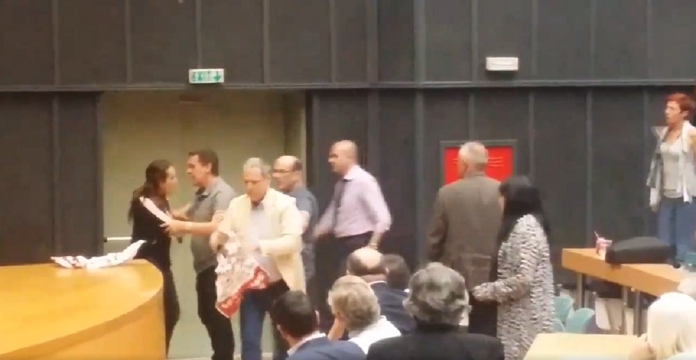 Η ένταση στο Περιφερειακό Συμβούλιο Αττικής – Οι αντιδράσεις και η απάντηση του Τζήμερου – ΒΙΝΤΕΟ