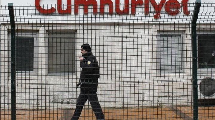 Συνελήφθη ο διευθυντής της ηλεκτρονικής έκδοσης της εφημερίδας Cumhuriyet
