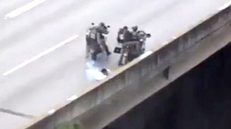 ΒΙΝΤΕΟ-ΣΟΚ από τη Βενεζουέλα:  Εν ψυχρώ δολοφονία διαδηλωτή από αστυνομικούς  – ΒΙΝΤΕΟ