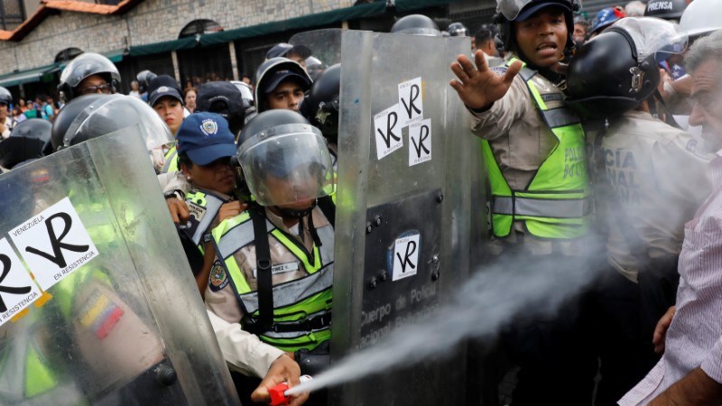 Με σπρέι πιπεριού και… τεθωρακισμένα υποδέχτηκε τους ηλικιωμένους η αστυνομία του Μαδούρο – ΦΩΤΟ ΚΑΙ ΒΙΝΤΕΟ