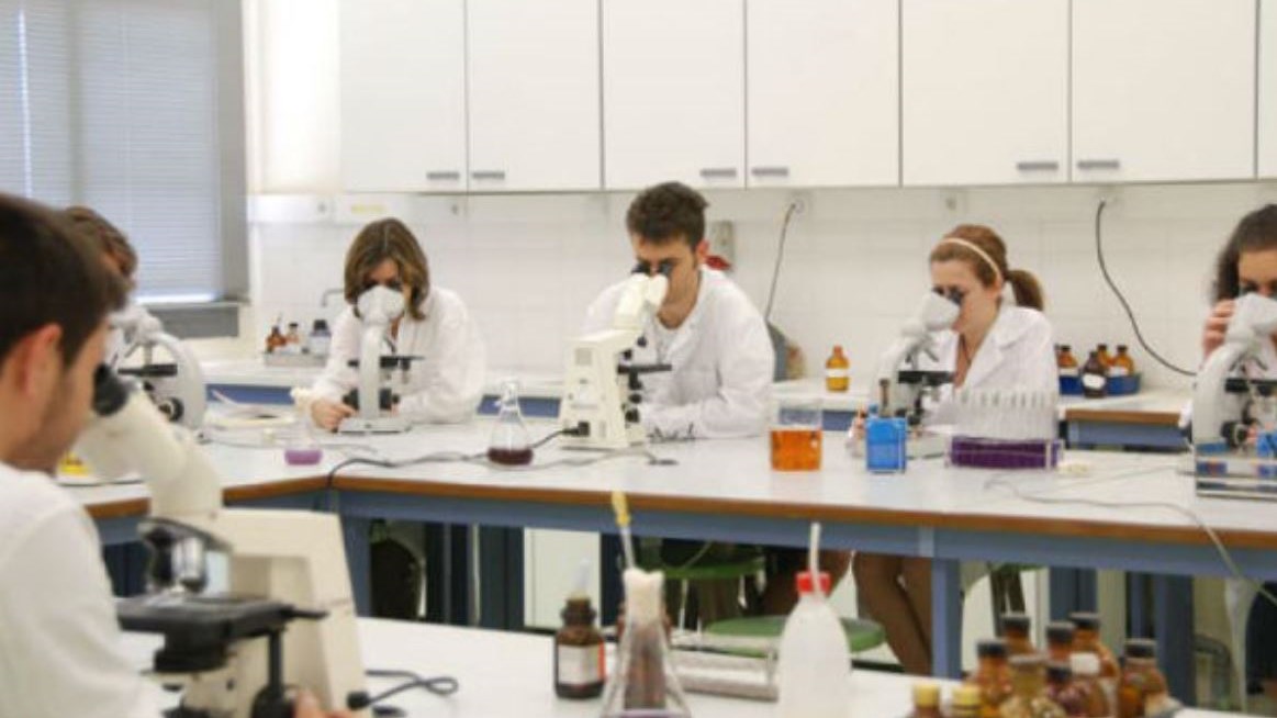 Στο νοσοκομείο φοιτήτρια που κατάπιε καυστικό νάτριο στο μάθημα της Χημείας