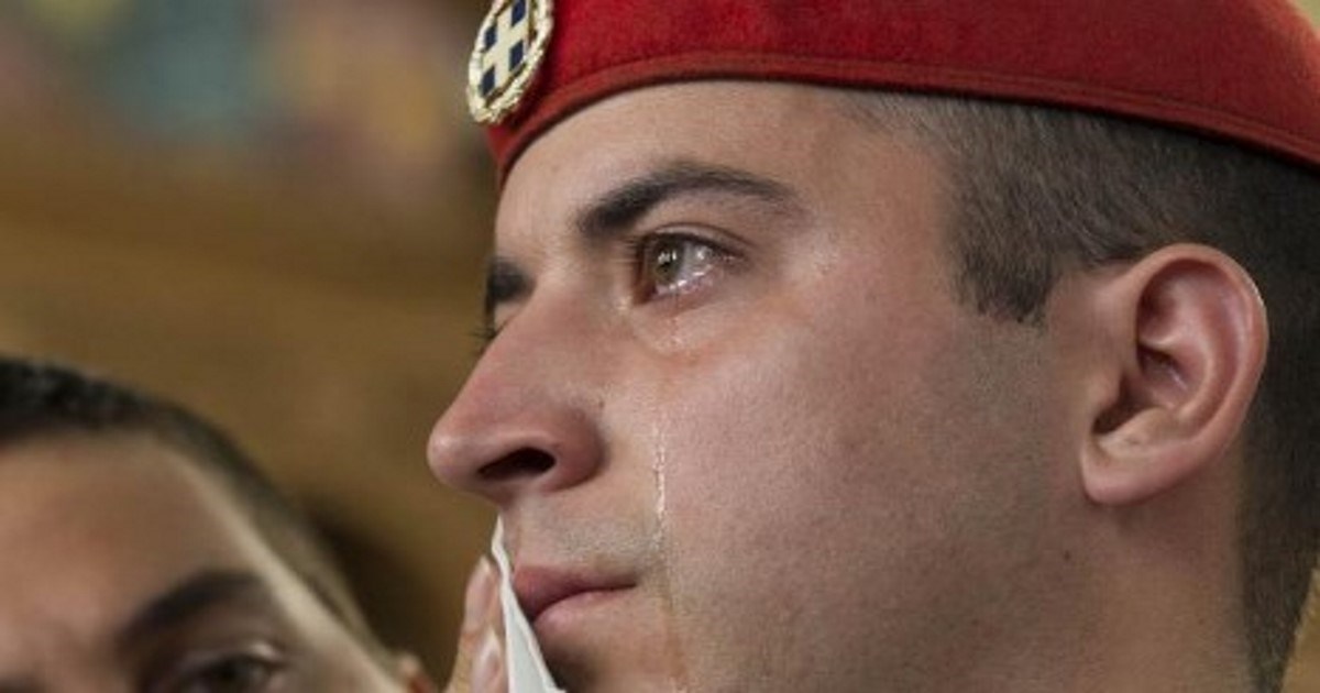 Αυτή είναι η ιστορία του Εύζωνα που συγκλόνισε – ΒΙΝΤΕΟ