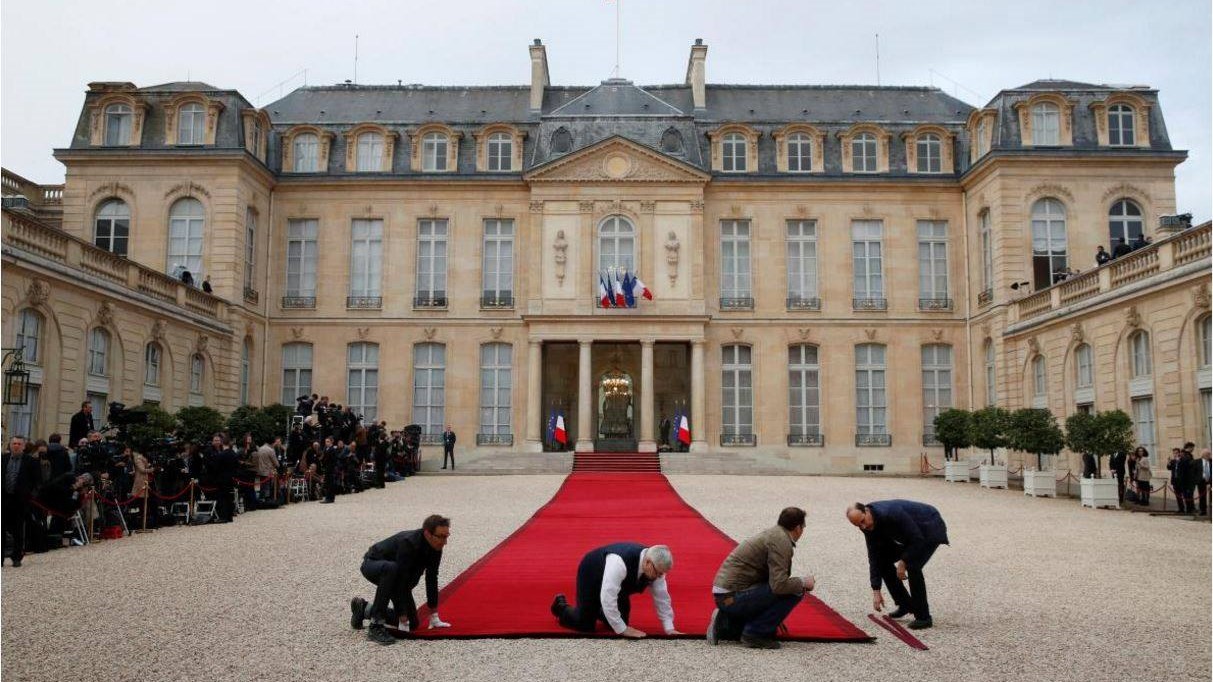 Στο Μέγαρο Ηλυσίων στρώνουν το κόκκινο χαλί για τον Μακρόν – 400 δημοσιογράφοι στην ορκωμοσία – ΦΩΤΟ