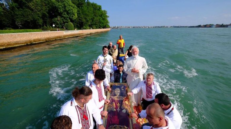 Μετέφεραν με γόνδολα το σκήνωμα της Αγίας Ελένης – Εντυπωσιακές ΦΩΤΟ