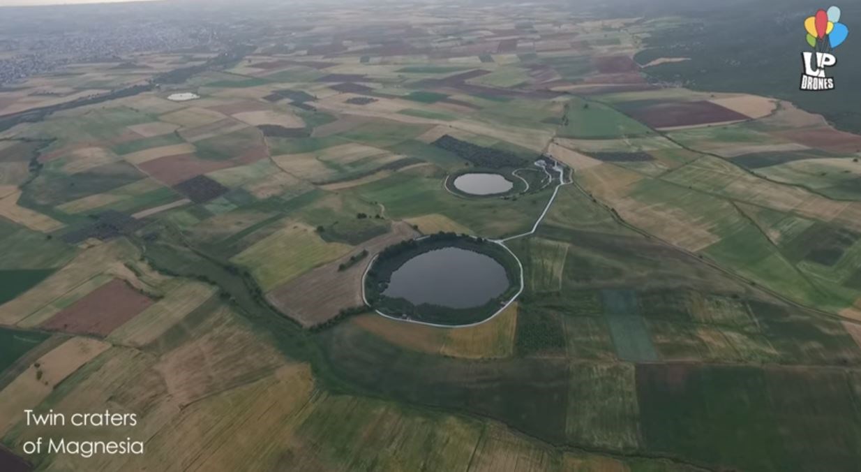Οι δίδυμες λίμνες που ήρθαν… από το διάστημα – ΒΙΝΤΕΟ