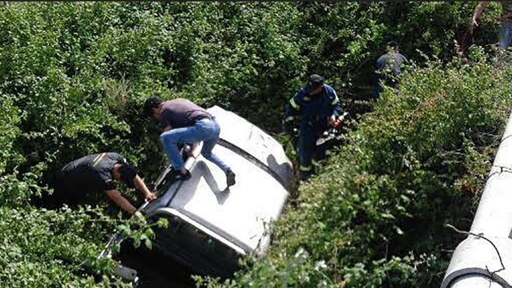 Πτώση αυτοκινήτου από γέφυρα – Στο νοσοκομείο η οδηγός – ΦΩΤO