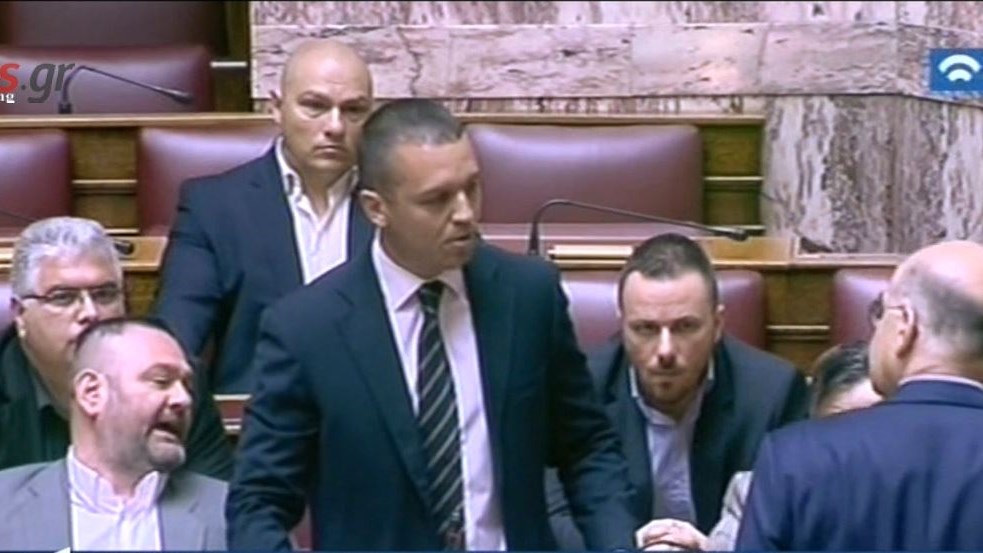 Η στιγμή του σοβαρού επεισοδίου με Κασιδιάρη και Δένδια στη Βουλή – ΒΙΝΤΕΟ